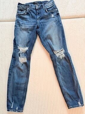 EUC Silver Jeans Women's Size 8 Medium Blue Distressed Stretch Denim Blue Jeans